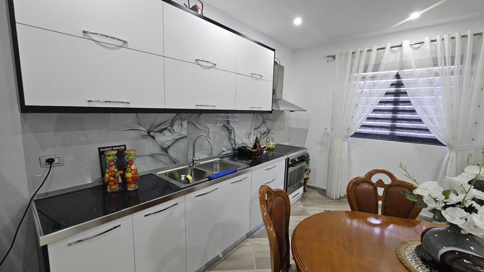 Guesthouse Albi Берат Екстериор снимка